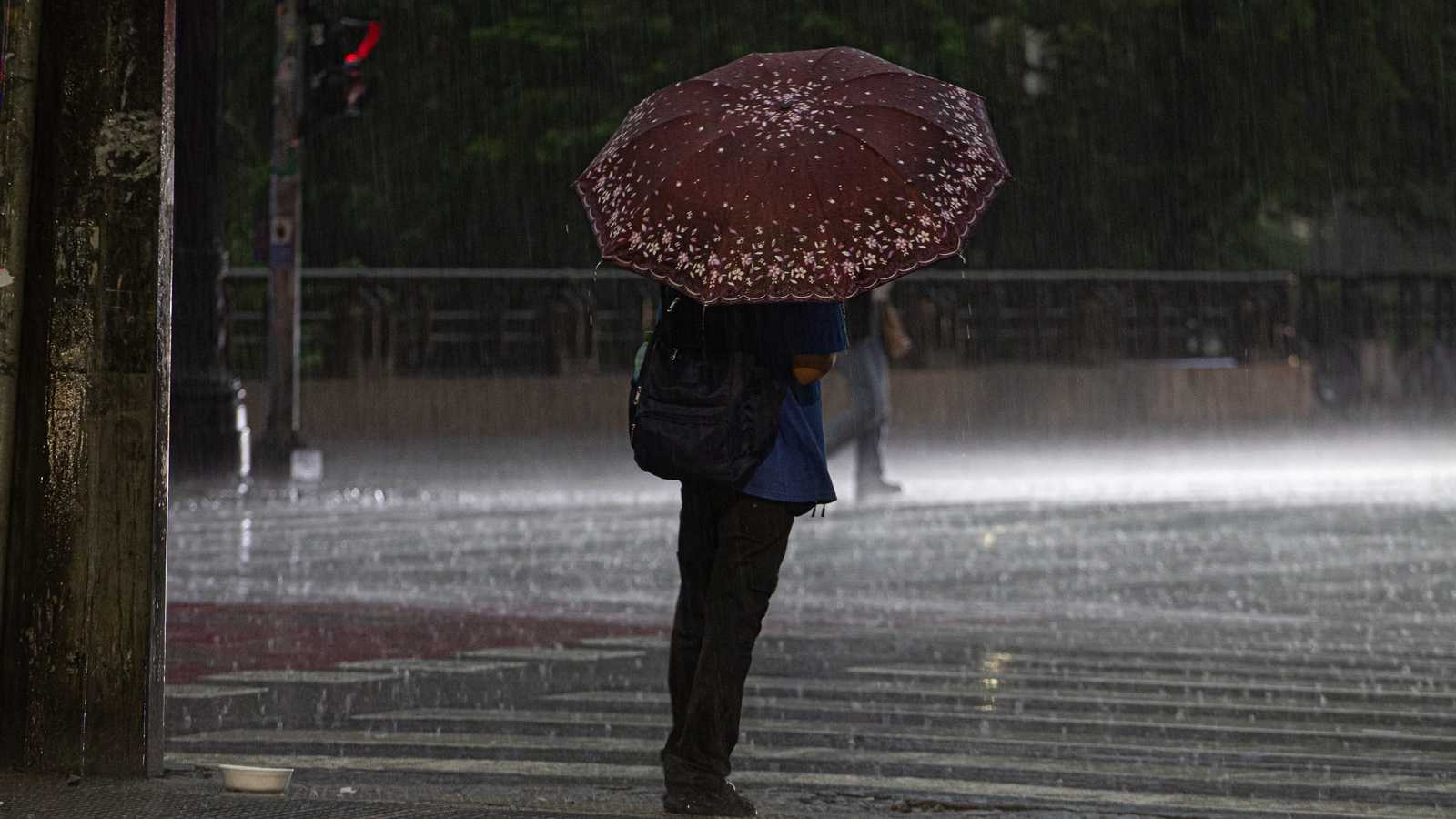 <span class="entry-title-primary">Chuva avança por São Paulo, Rio de Janeiro e Minas Gerais</span> <h2 class="entry-subtitle">Chuva atinge várias cidades de São Paulo, Rio de Janeiro e Minas Gerais entre sexta-feira e o sábado com instabilidade no Sudeste </h2>