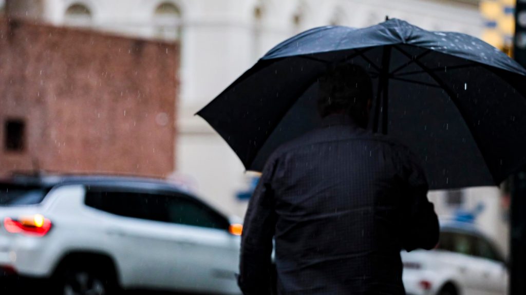 Semana começa com chuva sob frente fria e centro de baixa pressão