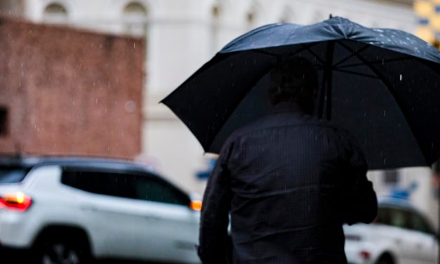 Semana começa com chuva sob frente fria e centro de baixa pressão