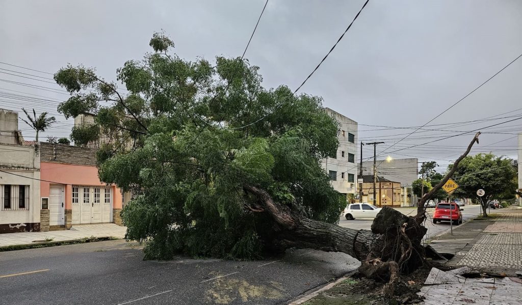 Tempo muda com vento acima de 100 km/h, granizo e muitos raios