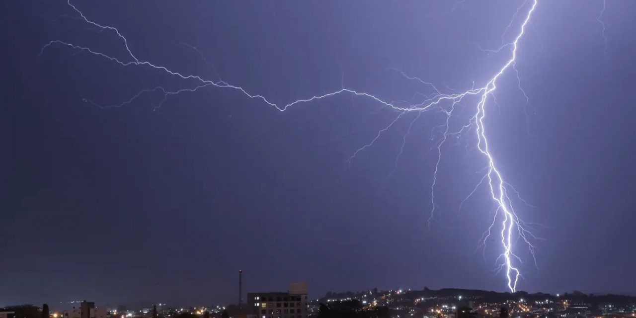 <span class="entry-title-primary">Alerta vermelho: domingo de alto risco de chuva forte e tempo severo</span> <h2 class="entry-subtitle">Condições de intensa instabilidade atmosférica com chuva forte e temporais com vendavais são previstas para este domingo </h2>