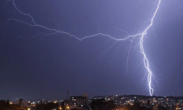 Alerta vermelho: domingo de alto risco de chuva forte e tempo severo