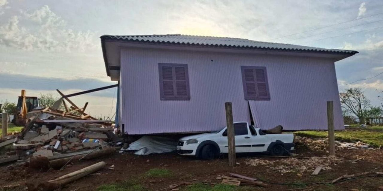 <span class="entry-title-primary">Vento faz casa parar sobre um carro em Santa Catarina</span> <h2 class="entry-subtitle">Vento muito forte com danos atingiu o Oeste de Santa Catarina com os piores estragos no município de Barra Bonita </h2>