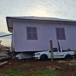 Vento faz casa parar sobre um carro em Santa Catarina