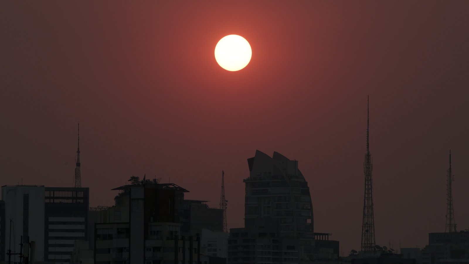 Onda de calor e ar seco trazem pôr do sol avermelhado 