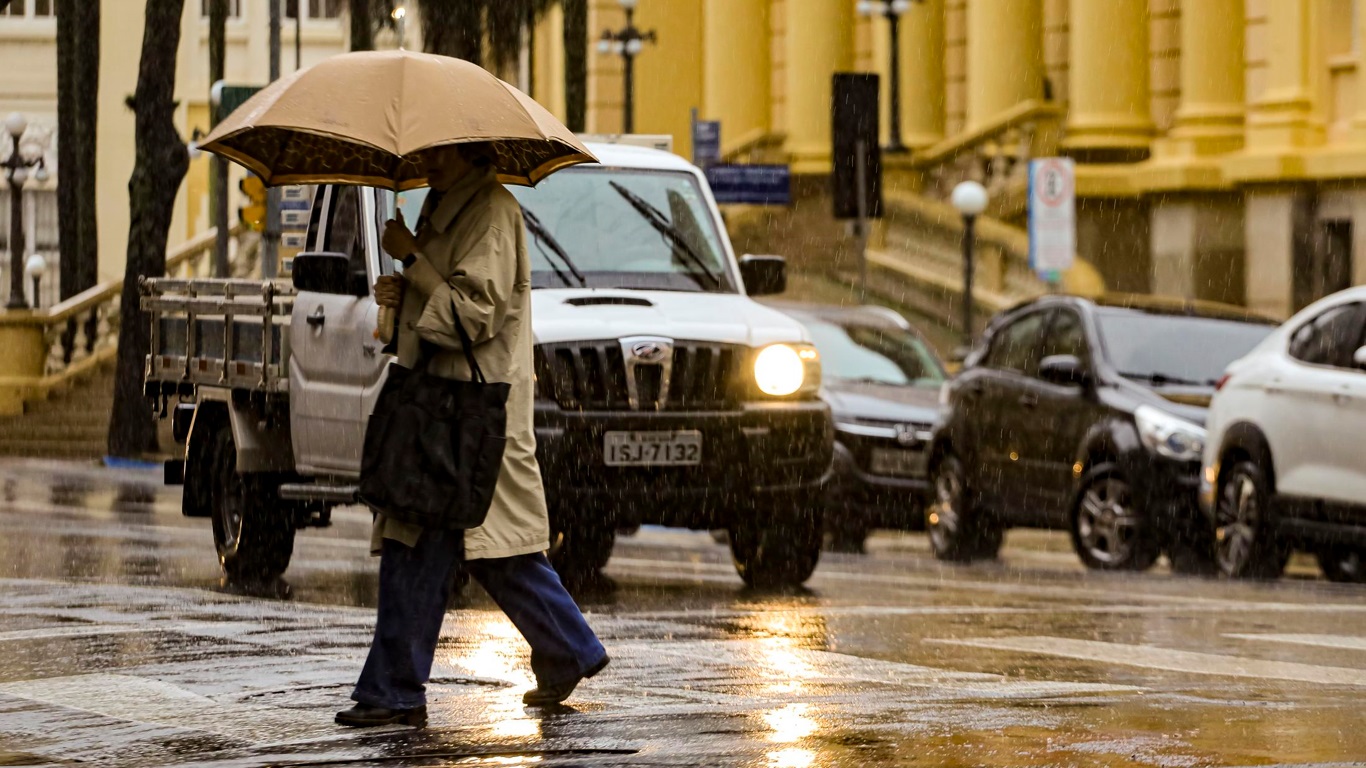 Foto mostra chuva em Porto Alegre 