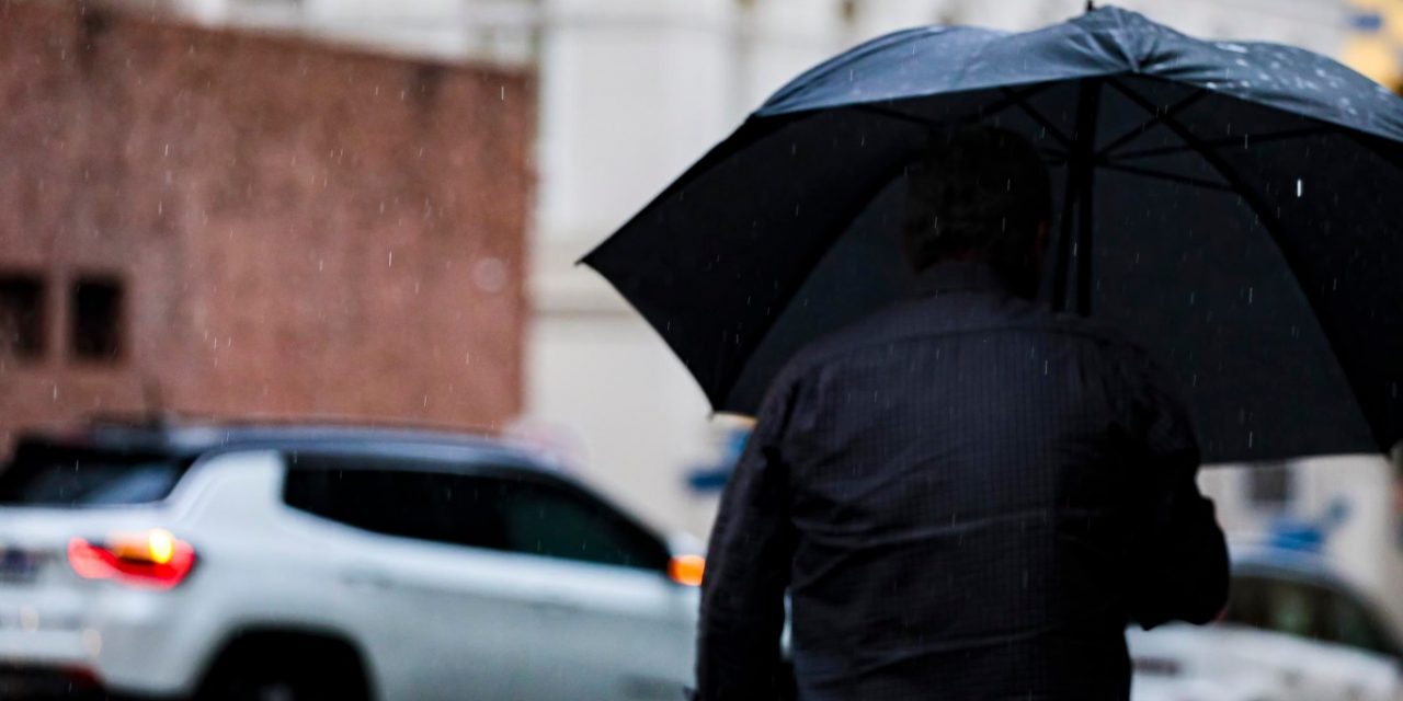 <span class="entry-title-primary">Chuva já supera 150 mm no Rio Grande do Sul e vem mais água</span> <h2 class="entry-subtitle">Volumes elevados de chuva foram registrados durante as últimas horas em diversas regiões do Rio Grande do Sul </h2>