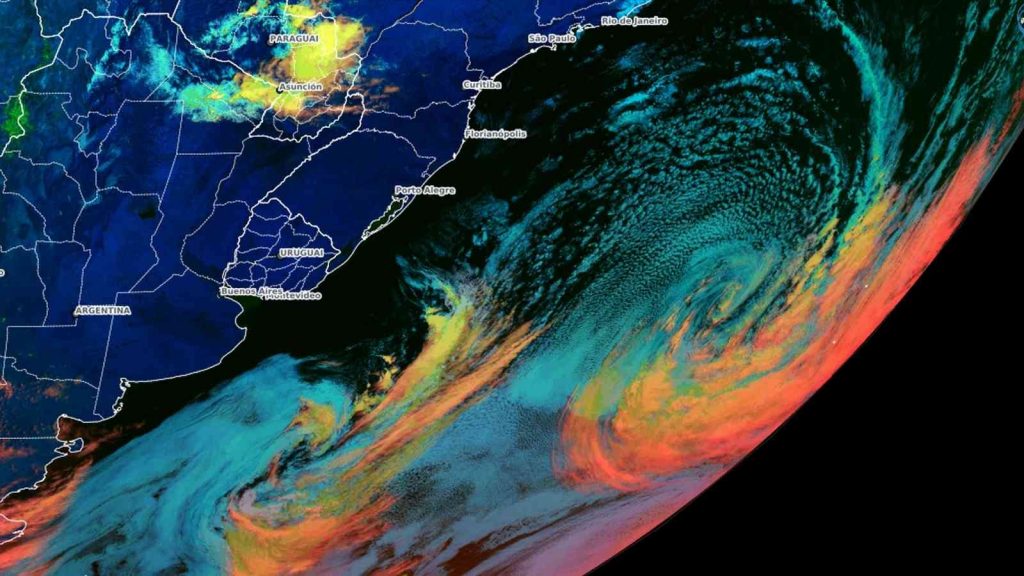 Dois ciclones chamam atenção no Atlântico Sul