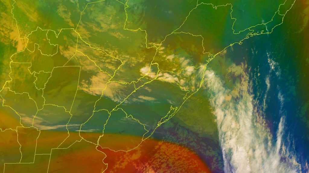 Frente fria avança para Santa Catarina e Paraná com chuva forte isolada