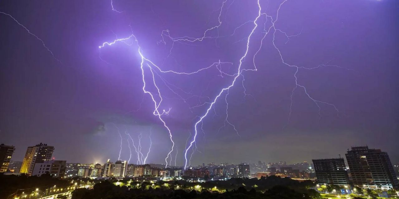 <span class="entry-title-primary">Frente fria com chuva e temporais mudará o tempo em metade do Brasil</span> <h2 class="entry-subtitle">Frente fria vai mexer com o tempo em grande parte do Brasil com chuva e temporais no Sul, Sudeste, Centro-Oeste e o Norte do país </h2>