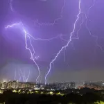 Frente fria com chuva e temporais mudará o tempo em metade do Brasil