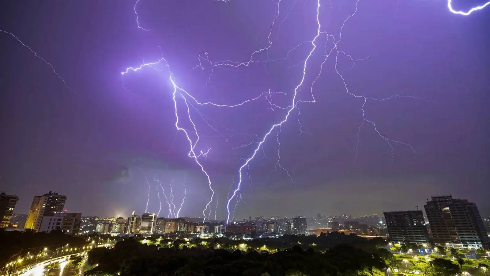 Raios em frente fria