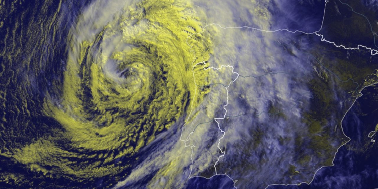<span class="entry-title-primary">Ciclone que chegou a ser um furacão categoria 4 atinge Portugal</span> <h2 class="entry-subtitle">Tempestade Gabrielle atinge Portugal neste fim de semana depois de ters sido um furacão categoria 4 no Atlântico Norte </h2>