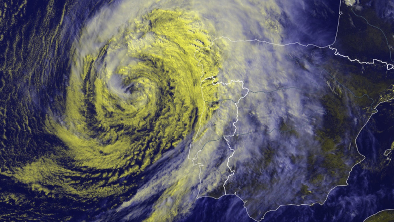 <span class="entry-title-primary">Ciclone que chegou a ser um furacão categoria 4 atinge Portugal</span> <h2 class="entry-subtitle">Tempestade Gabrielle atinge Portugal neste fim de semana depois de ters sido um furacão categoria 4 no Atlântico Norte </h2>