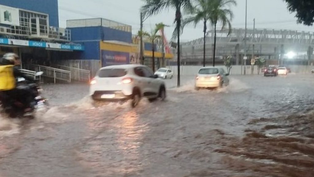 Frente fria chega com temporal, causa estragos e deixa vítima em Goiânia