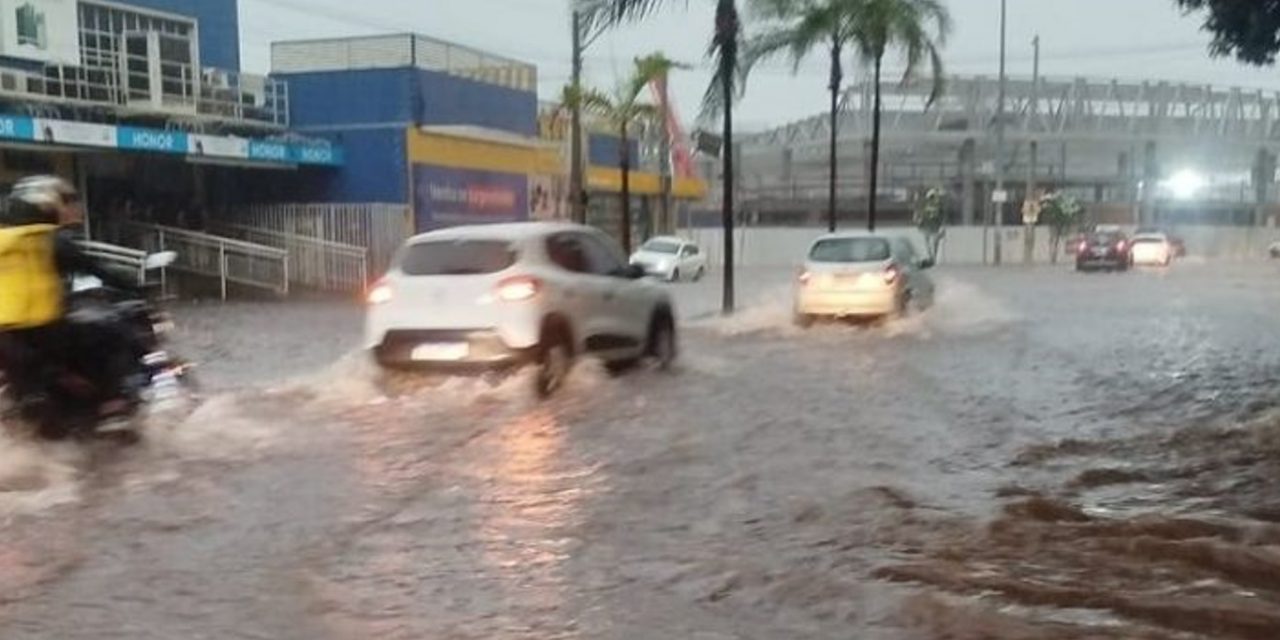 <span class="entry-title-primary">Frente fria chega com temporal, causa estragos e deixa vítima em Goiânia</span> <h2 class="entry-subtitle">Temporal atingiu Goiânia na tarde de hoje com chuva intensa, granizo e vento com saldo de estragos e uma morte </h2>
