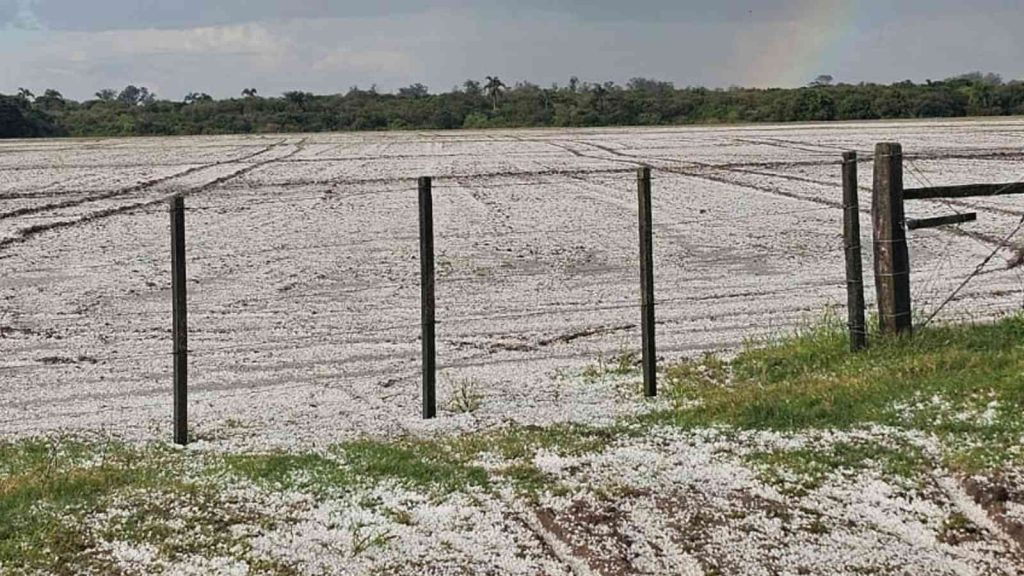 Granizo deixa paisagem branca no interior gaúcho na chegada do ar frio