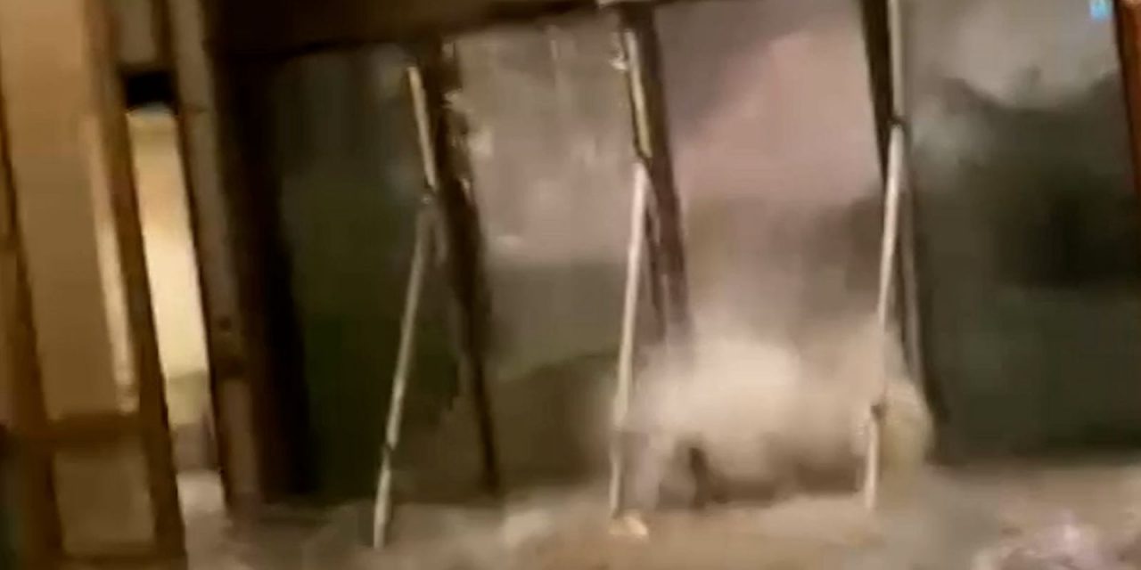 <span class="entry-title-primary">Vídeo dramático mostra mar invadindo hotel na China em supertufão</span> <h2 class="entry-subtitle">Hóspede gravou o momento em que o mar invade hotel em Hong King durante passagem do supertufão Ragasa </h2>