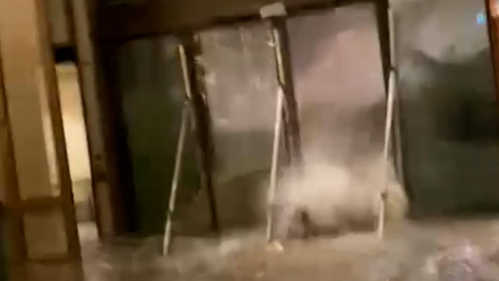 <span class="entry-title-primary">Vídeo dramático mostra mar invadindo hotel na China em supertufão</span> <h2 class="entry-subtitle">Hóspede gravou o momento em que o mar invade hotel em Hong King durante passagem do supertufão Ragasa </h2>