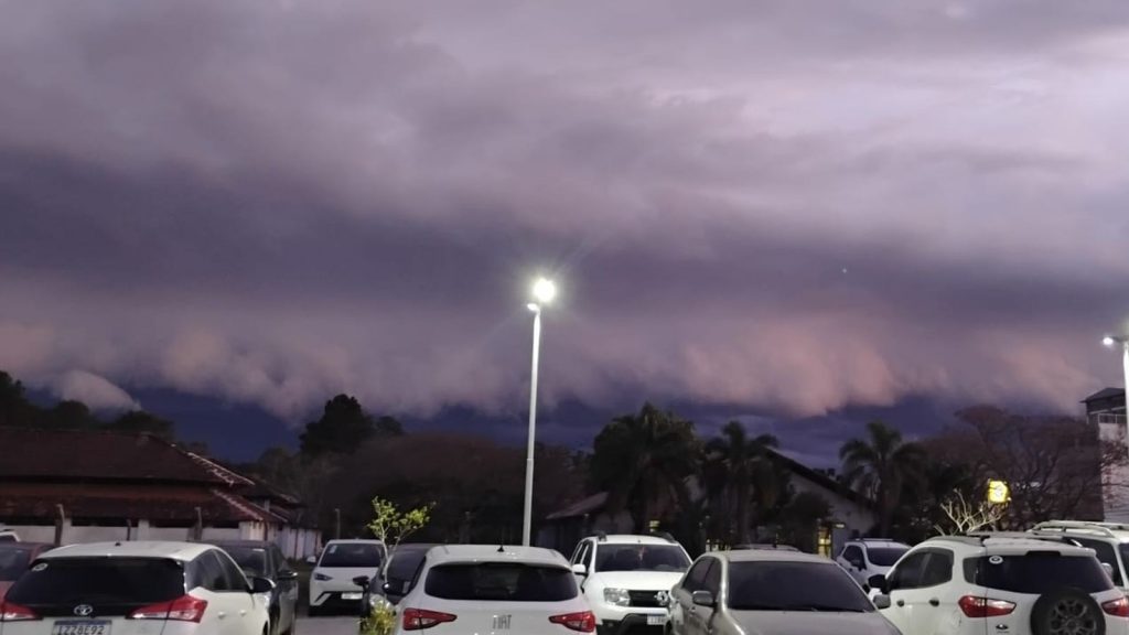 Massa de ar frio ingressa com nuvens escuras e até granizo isolado