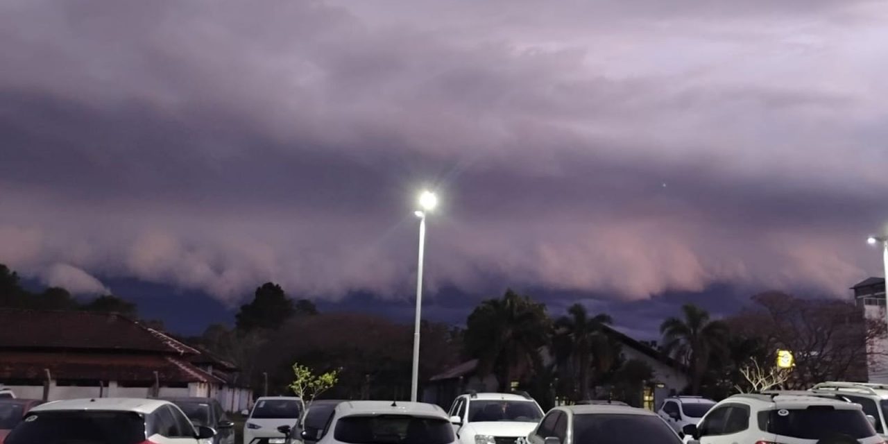 <span class="entry-title-primary">Massa de ar frio ingressa com nuvens escuras e até granizo isolado</span> <h2 class="entry-subtitle">Massa de ar frio começou a ingressar no Rio Grande do Sul e favoreceu nuvens carregadas com chuva isolada e granizo </h2>