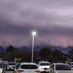 Massa de ar frio ingressa com nuvens escuras e até granizo isolado