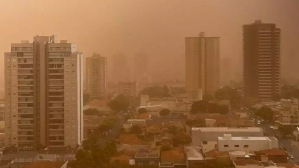 Violentos vendavais em São Paulo provocam nuvens de poeira e destruição