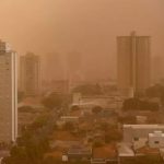 Violentos vendavais em São Paulo provocam nuvens de poeira e destruição