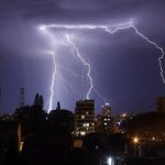 Segunda metade do mês terá aumento da chuva, temporais, calor e frio
