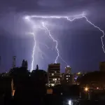 Segunda metade do mês terá aumento da chuva, temporais, calor e frio