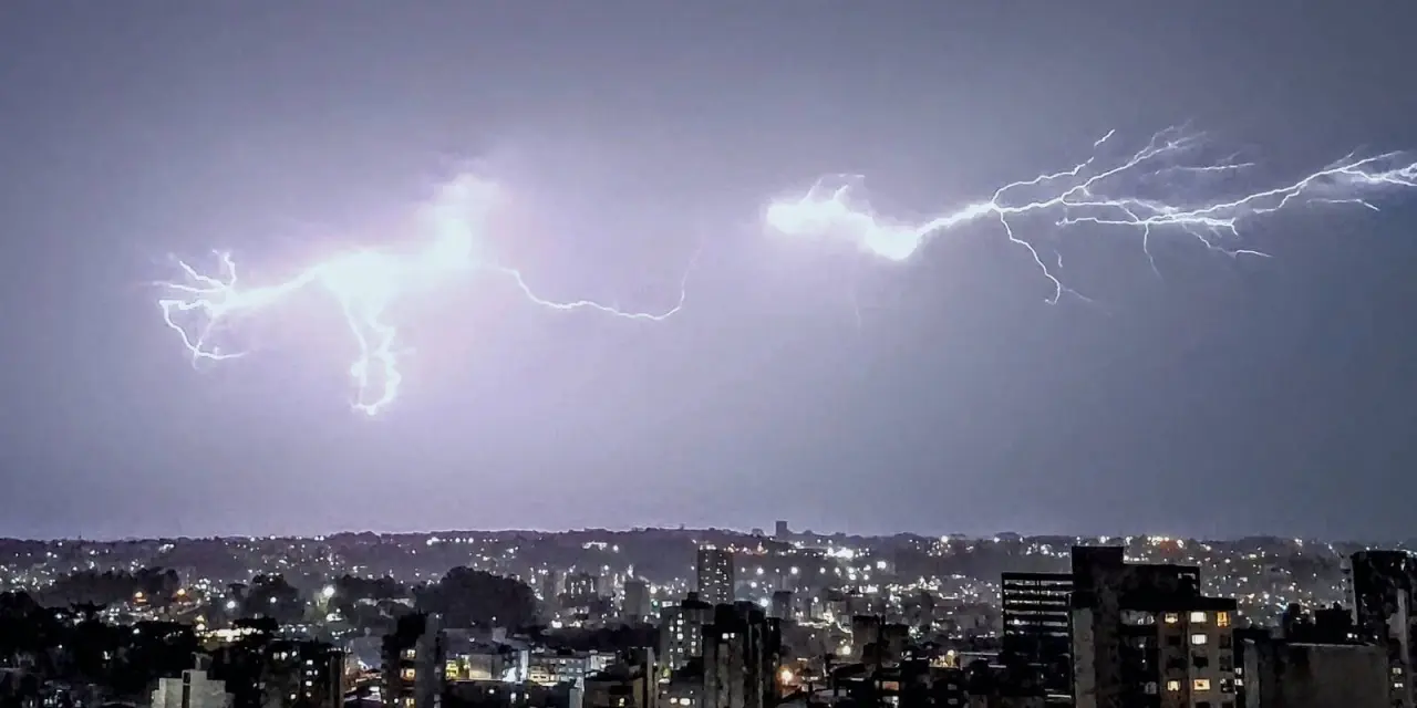 <span class="entry-title-primary">Chuva avança e atinge os três estados do Sul nesta terça-feira</span> <h2 class="entry-subtitle">Áreas de instabilidade avançam ao longo desta terça no Sul do Brasil com chuva no Rio Grande do Sul, Santa Catarina e o Paraná </h2>