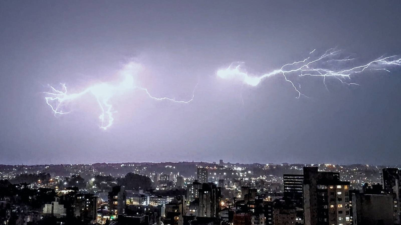 <span class="entry-title-primary">Chuva avança e atinge os três estados do Sul nesta terça-feira</span> <h2 class="entry-subtitle">Áreas de instabilidade avançam ao longo desta terça no Sul do Brasil com chuva no Rio Grande do Sul, Santa Catarina e o Paraná </h2>