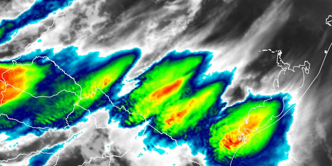 <span class="entry-title-primary">Temporais começam no Rio Grande do Sul após calor de 35ºC</span> <h2 class="entry-subtitle">Temporais começaram na noite desta sexta-feira a partir da fronteira com o Uruguai depois de um dia muito quente em parte do estado </h2>