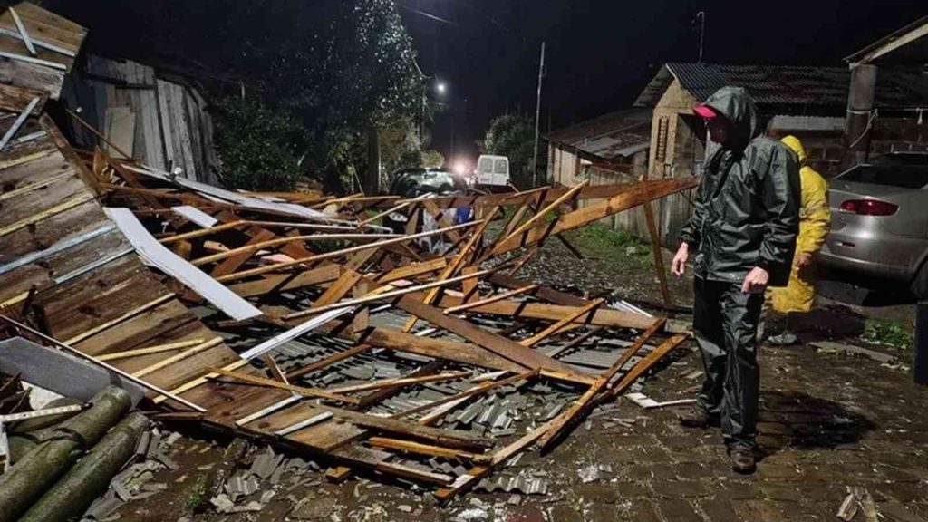 Vendavais acima de 100 km/h e granizo causam estragos no RS, SC e PR