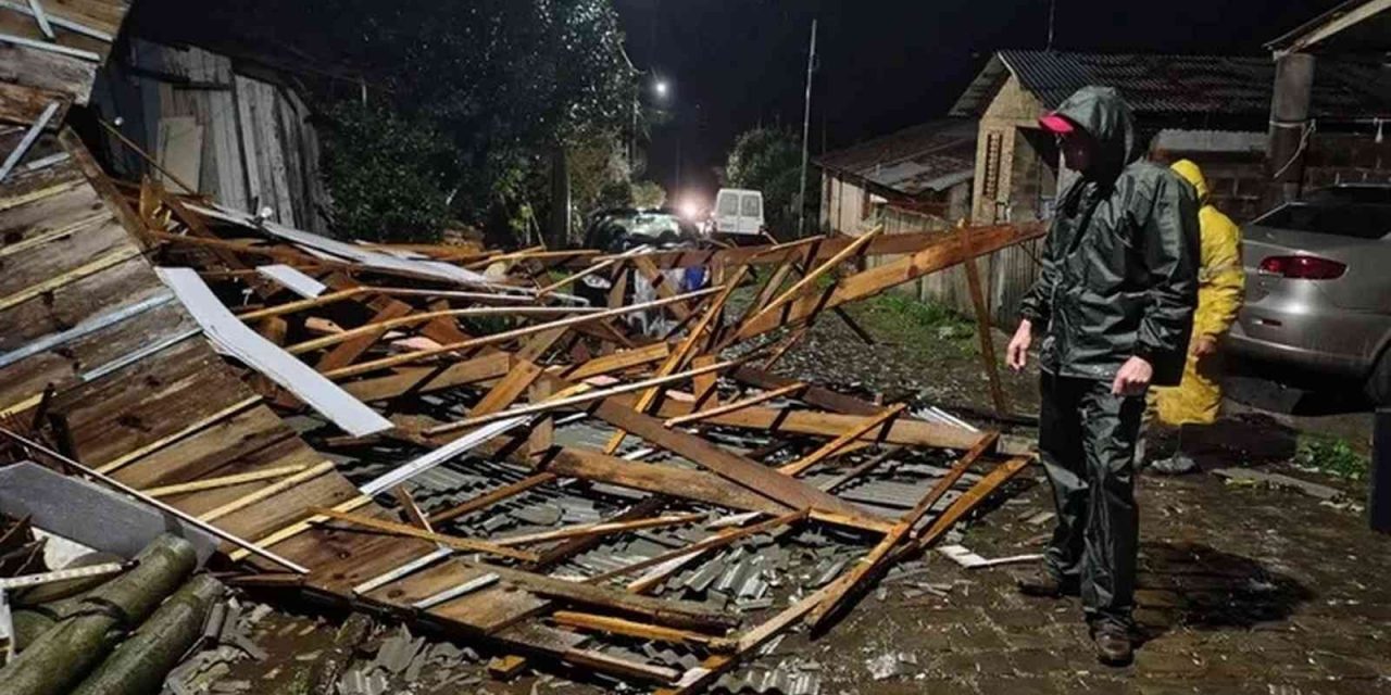 <span class="entry-title-primary">Vendavais acima de 100 km/h e granizo causam estragos no RS, SC e PR</span> <h2 class="entry-subtitle">Intensa instabilidade das últimas horas confirmou a previsão da MetSul com intensos vendavais, granizo e estragos </h2>