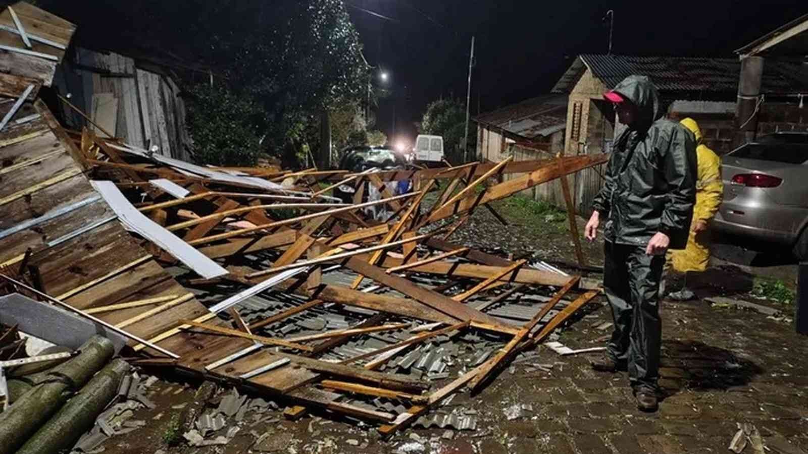 <span class="entry-title-primary">Vendavais acima de 100 km/h e granizo causam estragos no RS, SC e PR</span> <h2 class="entry-subtitle">Intensa instabilidade das últimas horas confirmou a previsão da MetSul com intensos vendavais, granizo e estragos </h2>