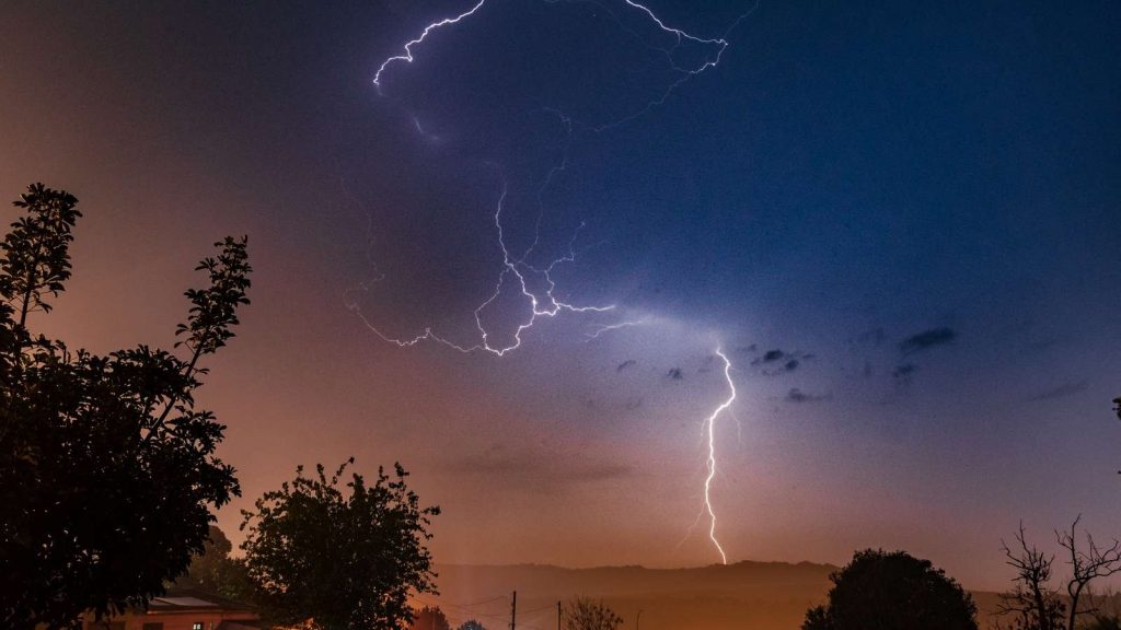 Frente fria, chuva forte, raios, temporais isolados e a volta do frio