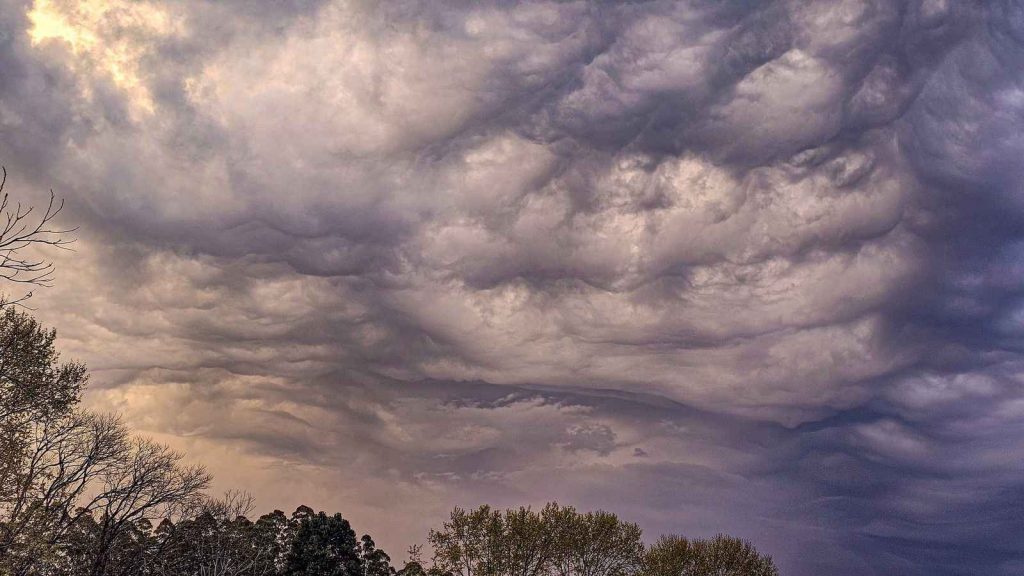 Massa de ar quente começa a se instabilizar com sol, chuva e calor