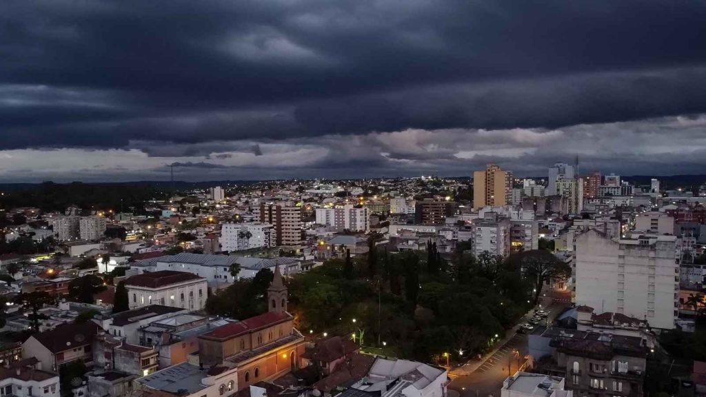 Instabilidade ganha força com chuva em mais cidades e temporais isolados