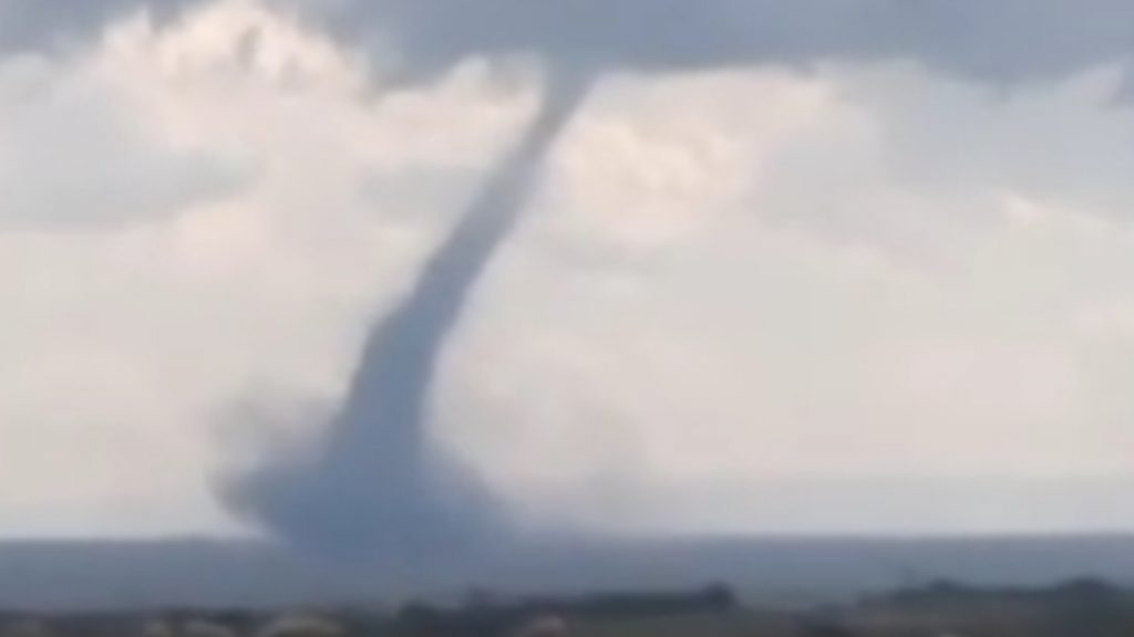 Tornados e muito granizo na Argentina com temporais que rumam ao Brasil