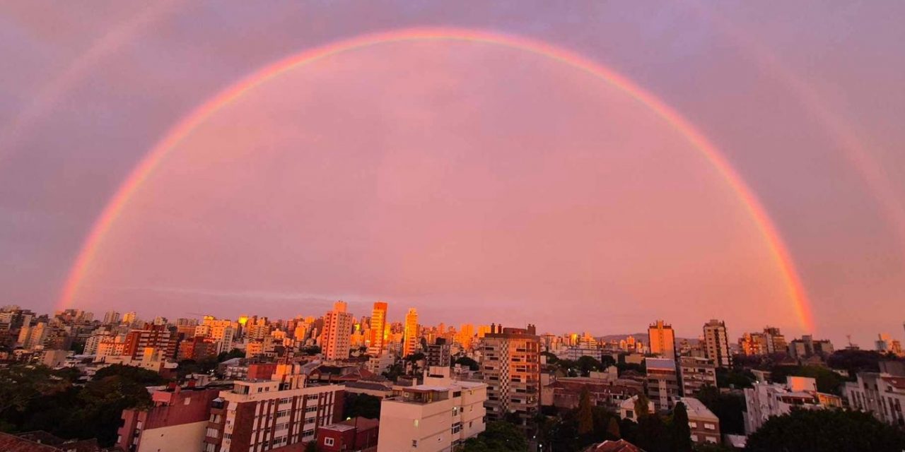 <span class="entry-title-primary">Frente fria chega em Porto Alegre com chuva fraca e arco íris duplo ; veja fotos</span> <h2 class="entry-subtitle">Frente fria alcançou a área de Porto Alegre no fim da tarde deste sábado com chuva fraca que trouxe arco íris duplo ao entardecer</h2>