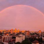 Frente fria chega em Porto Alegre com chuva fraca e arco íris duplo ; veja fotos