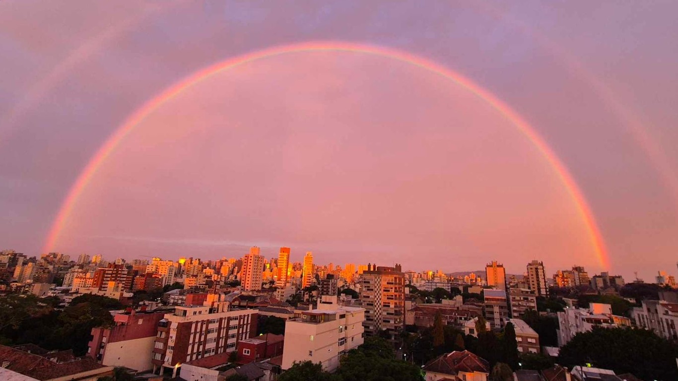 <span class="entry-title-primary">Frente fria chega em Porto Alegre com chuva fraca e arco íris duplo ; veja fotos</span> <h2 class="entry-subtitle">Frente fria alcançou a área de Porto Alegre no fim da tarde deste sábado com chuva fraca que trouxe arco íris duplo ao entardecer</h2>
