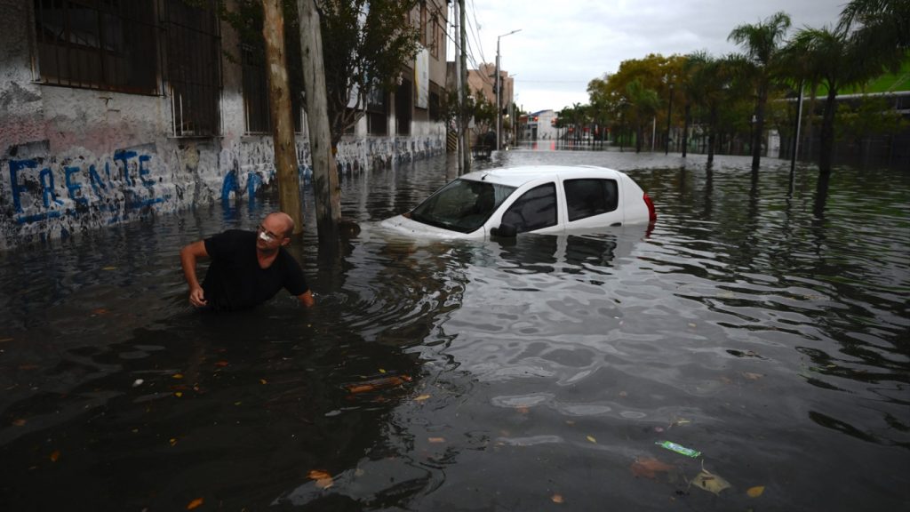 Dilúvio alaga Buenos Aires com chuva de um mês em apenas duas horas; confira se vem para cá
