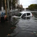 Dilúvio alaga Buenos Aires com chuva de um mês em apenas duas horas; confira se vem para cá