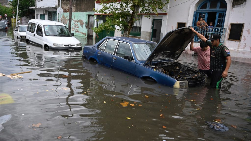 Chuva que inunda Buenos Aires é segunda maior em dia de outubro em 119 anos