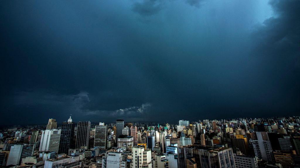 Frente fria avança nas próximas horas pelo Sudeste com chuva e temporais