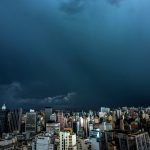 Frente fria avança nas próximas horas pelo Sudeste com chuva e temporais