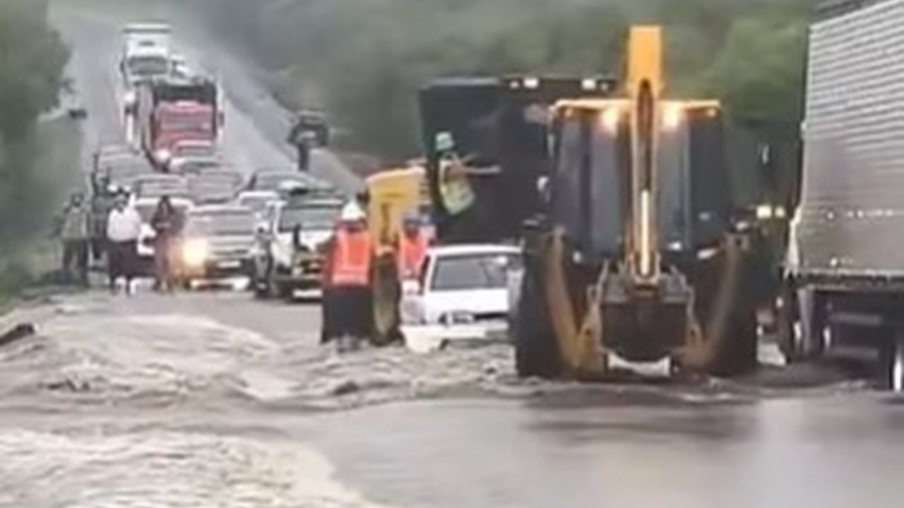 <span class="entry-title-primary">Chuva de até 80 mm em poucas horas traz trastornos no Rio Grande do Sul</span> <h2 class="entry-subtitle">Chuva localmente forte atingiu pontos do Rio Grande do Sul nesta sexta sob massa de ar quente e úmido que cobre o estado </h2>