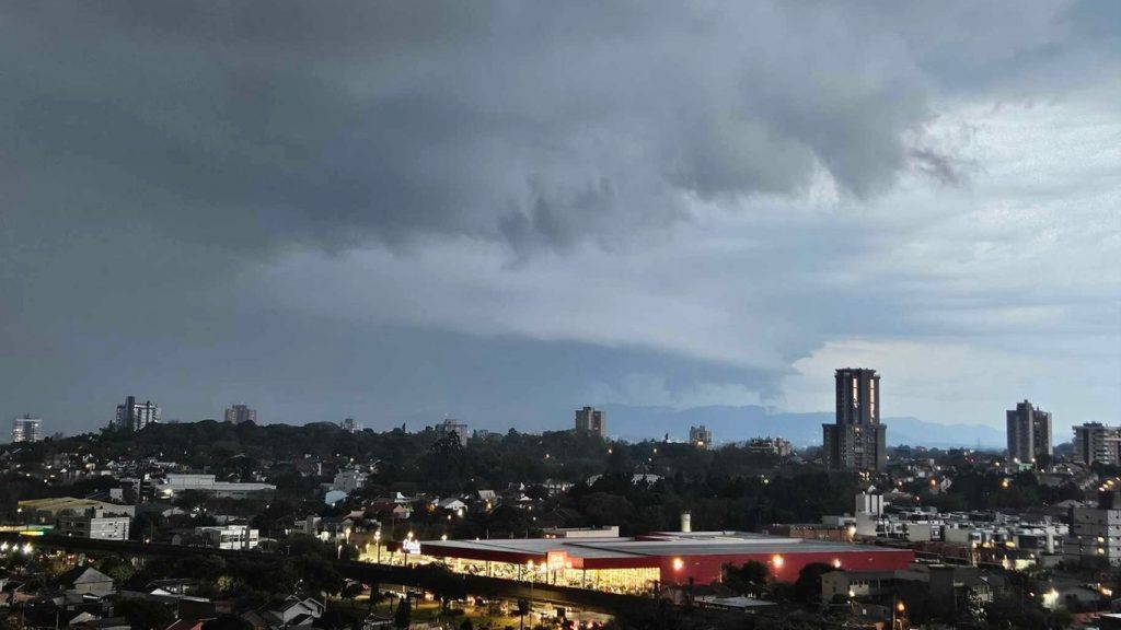 Temporal típico de verão traz chuva forte para a Grande Porto Alegre